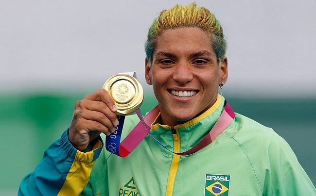 Tóquio: Ana Marcela Cunha é ouro na maratona aquática