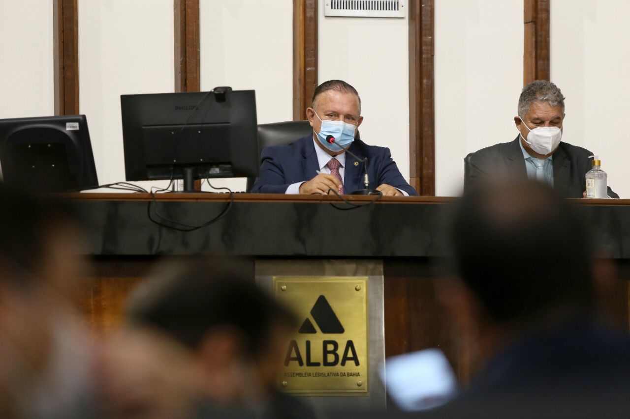 Adolfo Menezes comanda segunda sessão de votação com trabalhos presenciais na ALBA