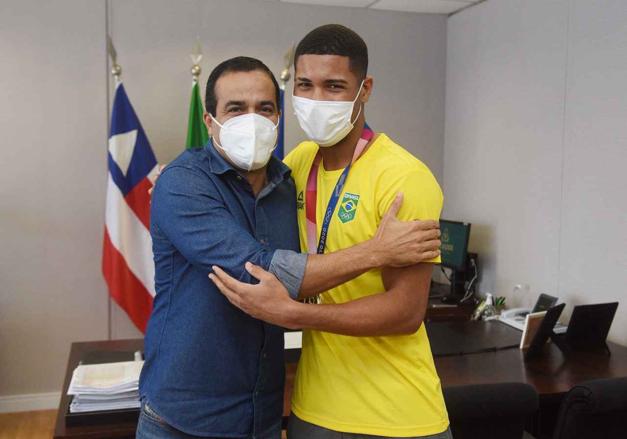 Bruno Reis recebe visita do medalhista olímpico Hebert Conceição