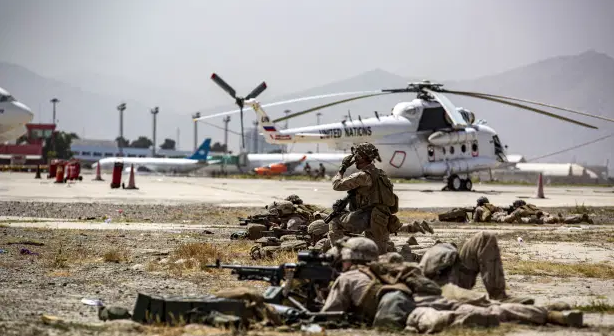 Estados Unidos anunciam fim da retirada de pessoas do Afeganistão