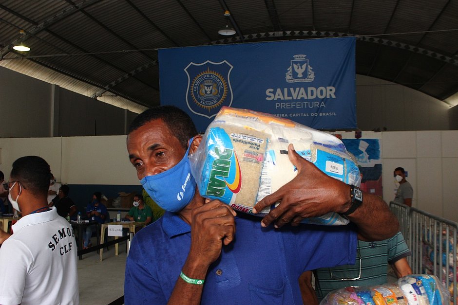 Salvador Por Todos entrega quase 7 mil cestas básicas a ambulantes