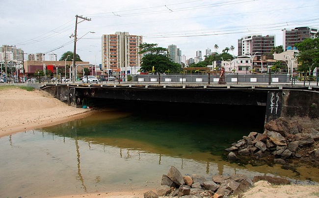 Manutenção no esgoto da Lucaia pode poluir praias de Salvador