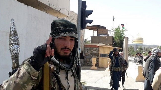 Talibã chega a Cabul e quer rendição do governo do Afeganistão