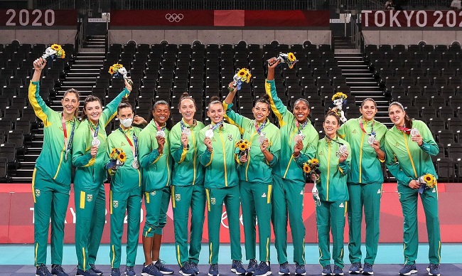 Brasil perde dos EUA e conquista prata no vôlei feminino