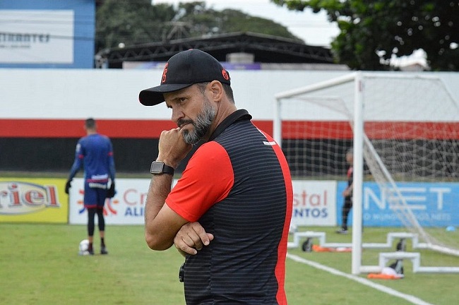 Wagner Lopes é anunciado como novo técnico do Vitória