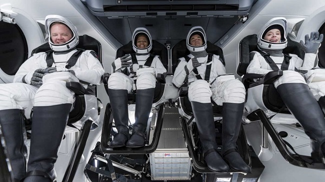 Missão espacial da SpaceX só com civis retorna com sucesso à Terra