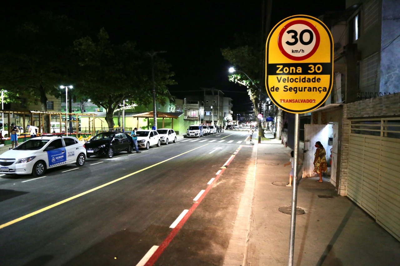 Rua Henrique Dias é requalificada e recebe Zona 30