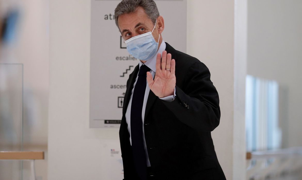 Ex-presidente da França, Sarkozy é condenado a um ano de prisão