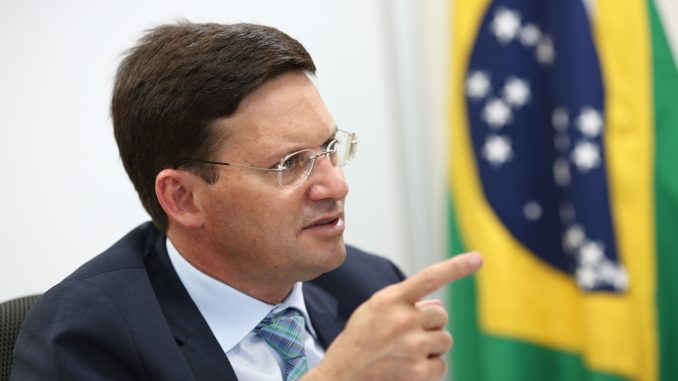 Roma acusa Rui de sabotar ações de Bolsonaro para baixar preço de combustíveis
