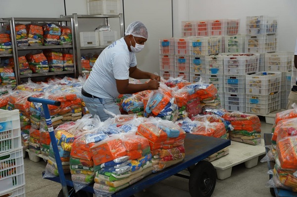 Campanha da Sempre Salvador distribui duas toneladas de alimentos a instituições
