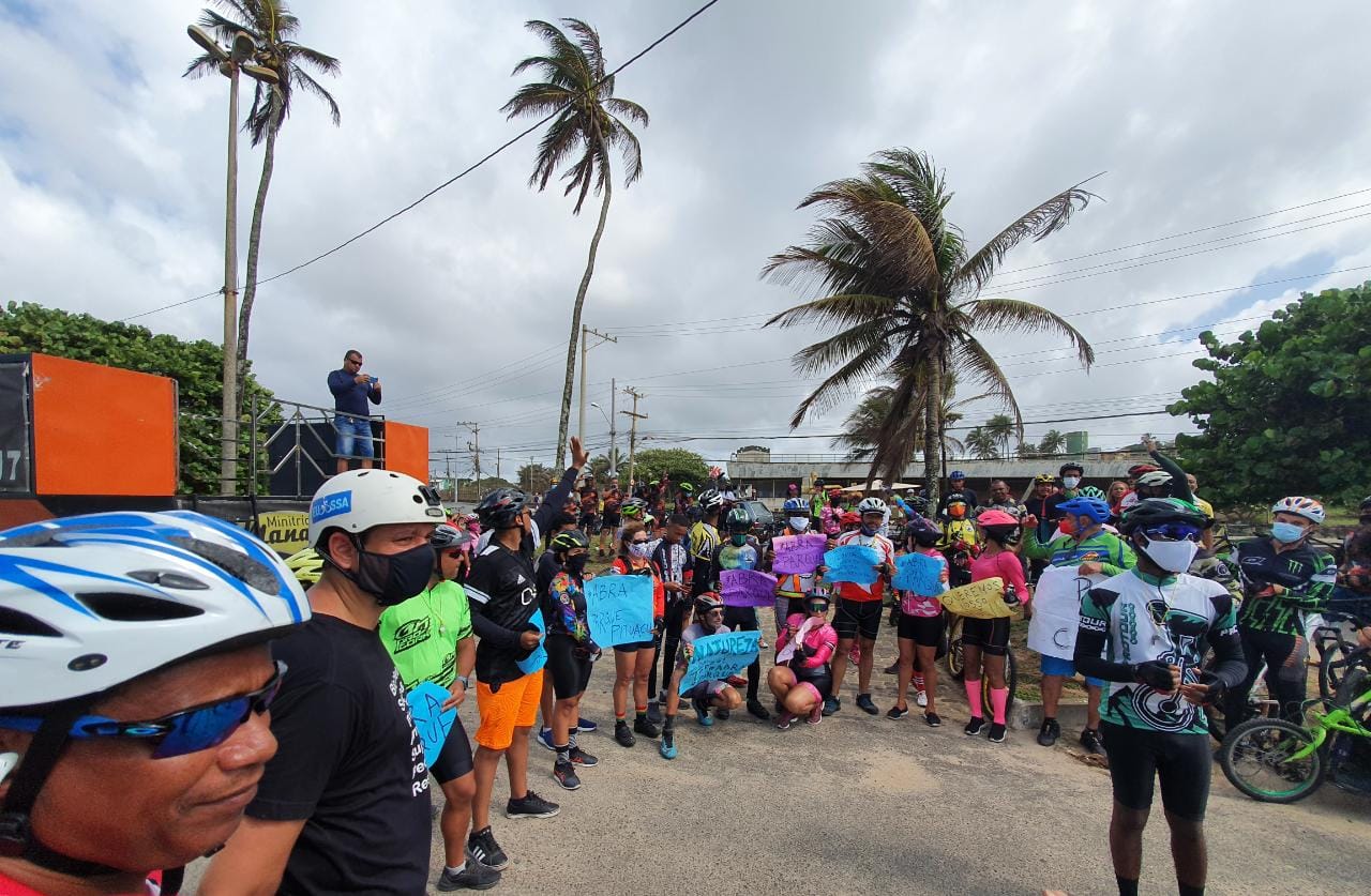 Manifestantes pedem reabertura do Parque de Pituaçu na orla de Salvador