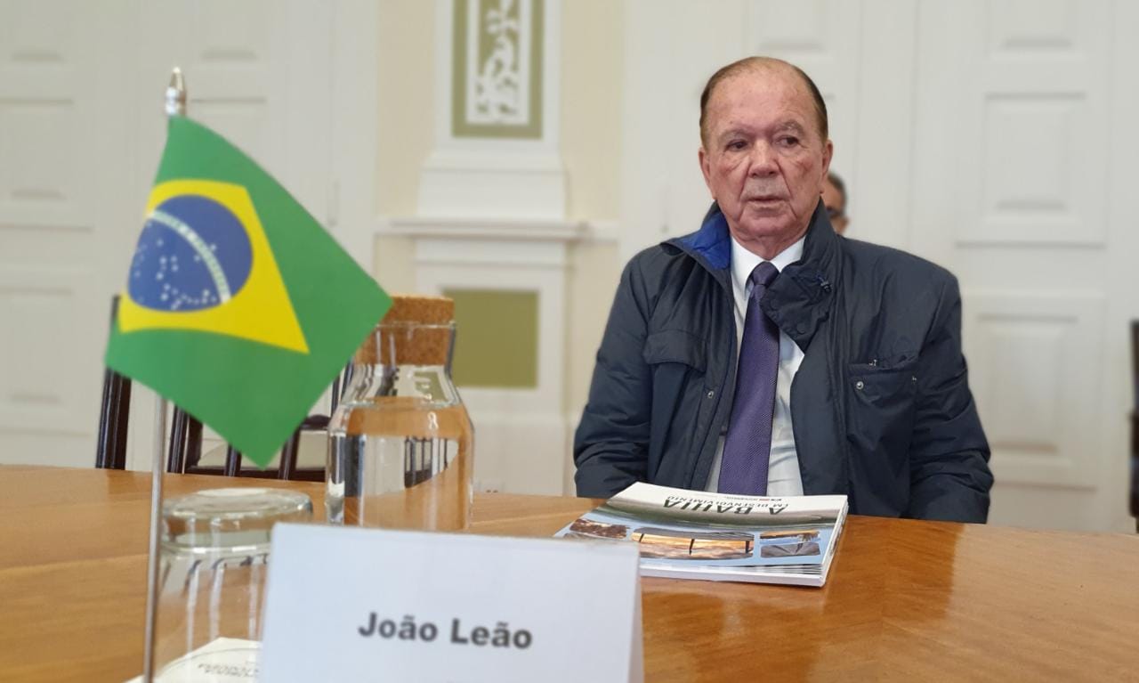 Da França, Leão comemora mais de 100 mil empregos gerados em 2021 na Bahia