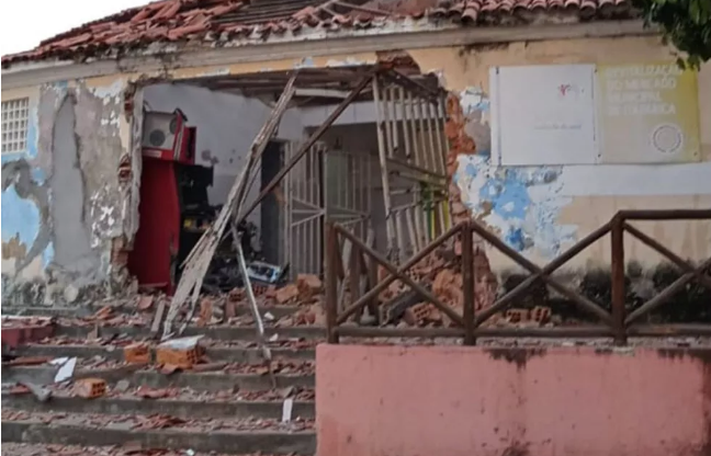 Bandidos explodem caixa eletrônico no Mercado Municipal de Itaparica
