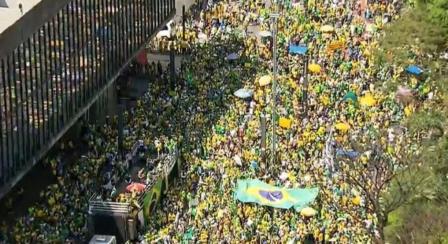 Ato pró-Bolsonaro em São Paulo foi quatro vezes maior que ato da oposição