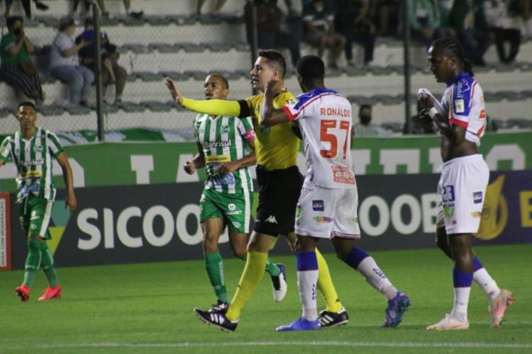 Bahia vai acionar a CBF contra a arbitragem do jogo com o Juventude