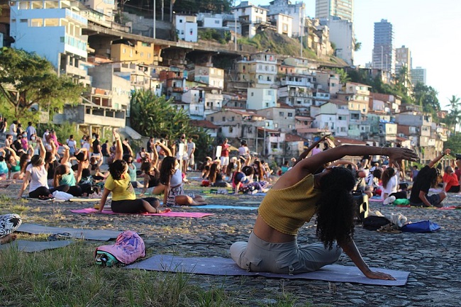 Aula gratuita de Yoga no MAM reúne cerca de 100 praticantes