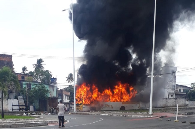 Semob lamenta ônibus incendiado em Periperi neste domingo