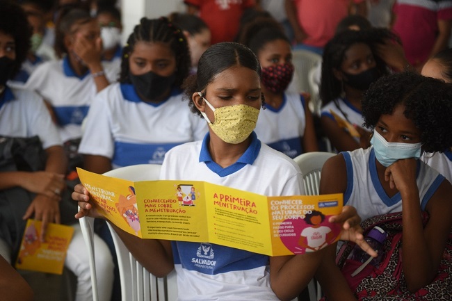Salvador inicia programa de dignidade menstrual para alunas da rede municipal