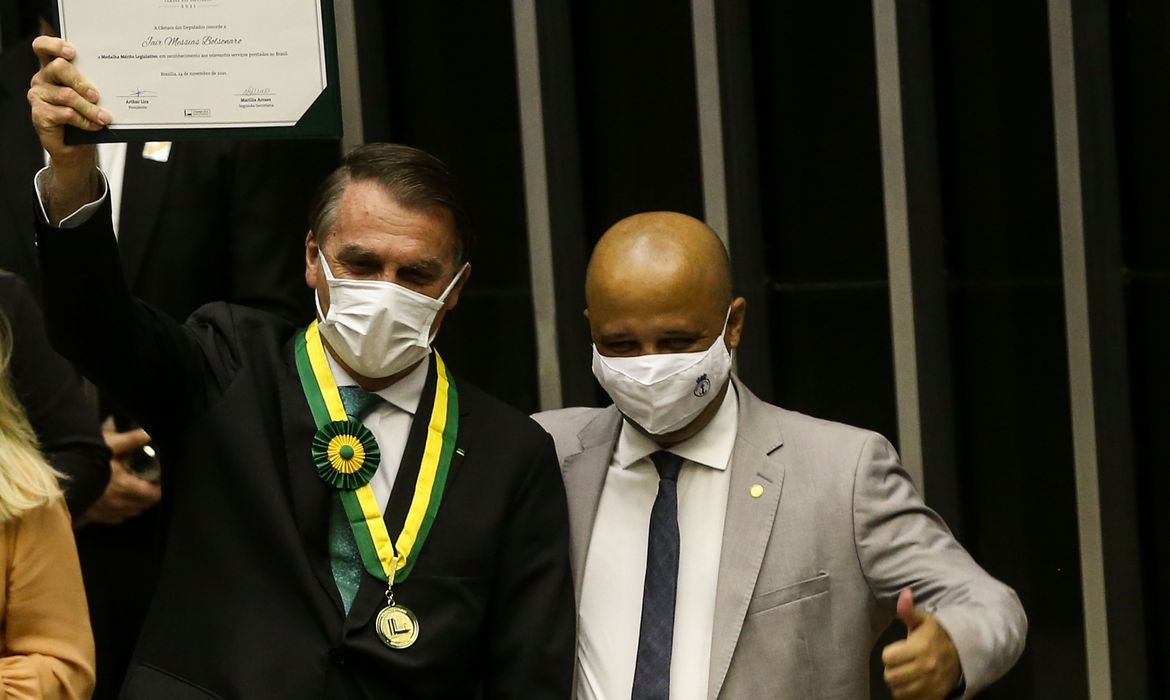 Bolsonaro recebe medalha do mérito legislativo no Congresso Nacional