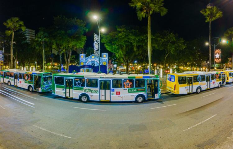 Ônibus de Salvador ganham iluminação de Natal