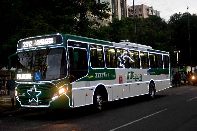 Ônibus com iluminação natalina encantam passageiros em Salvador