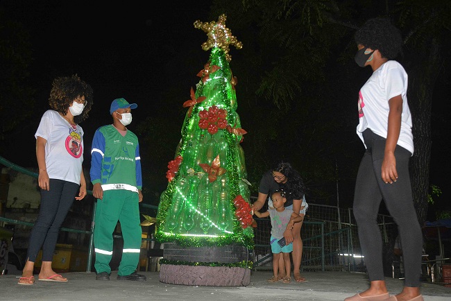 Funcionário da Limpurb constrói árvore de Natal sustentável no Calabetão