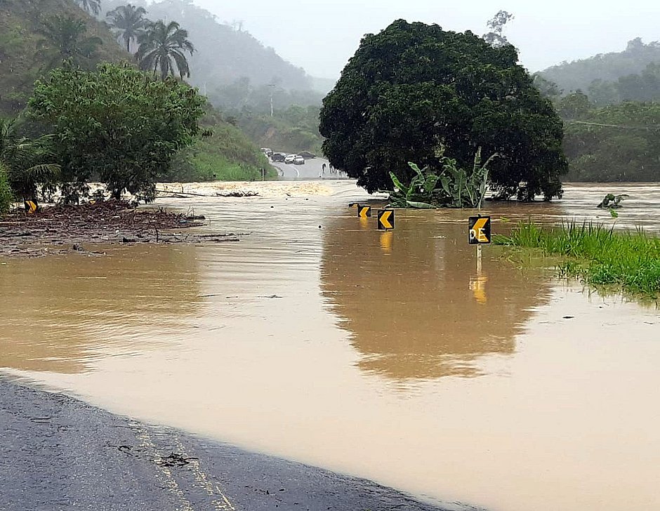 Chuvas deixam 5,2 mil desalojados na Bahia e 32 cidades em situação de emergência