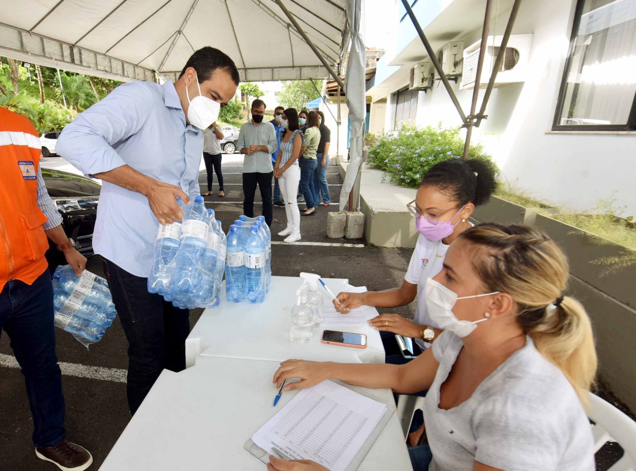 Drive-thru da Ação Salvador Solidária arrecada água mineral até domingo