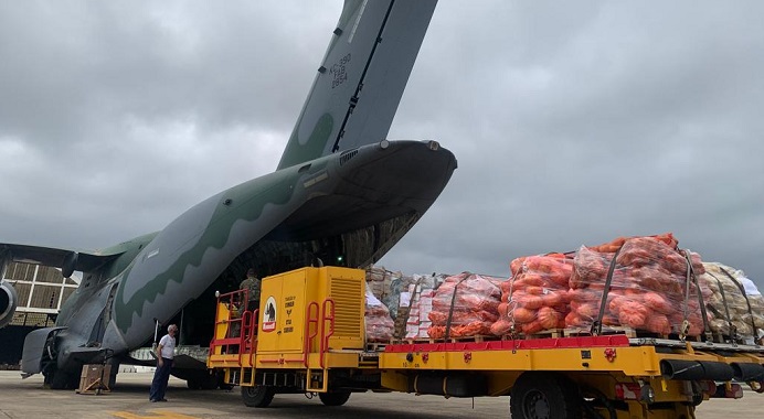 Força Aérea Brasileira transporta alimentos para vítimas das chuvas na Bahia