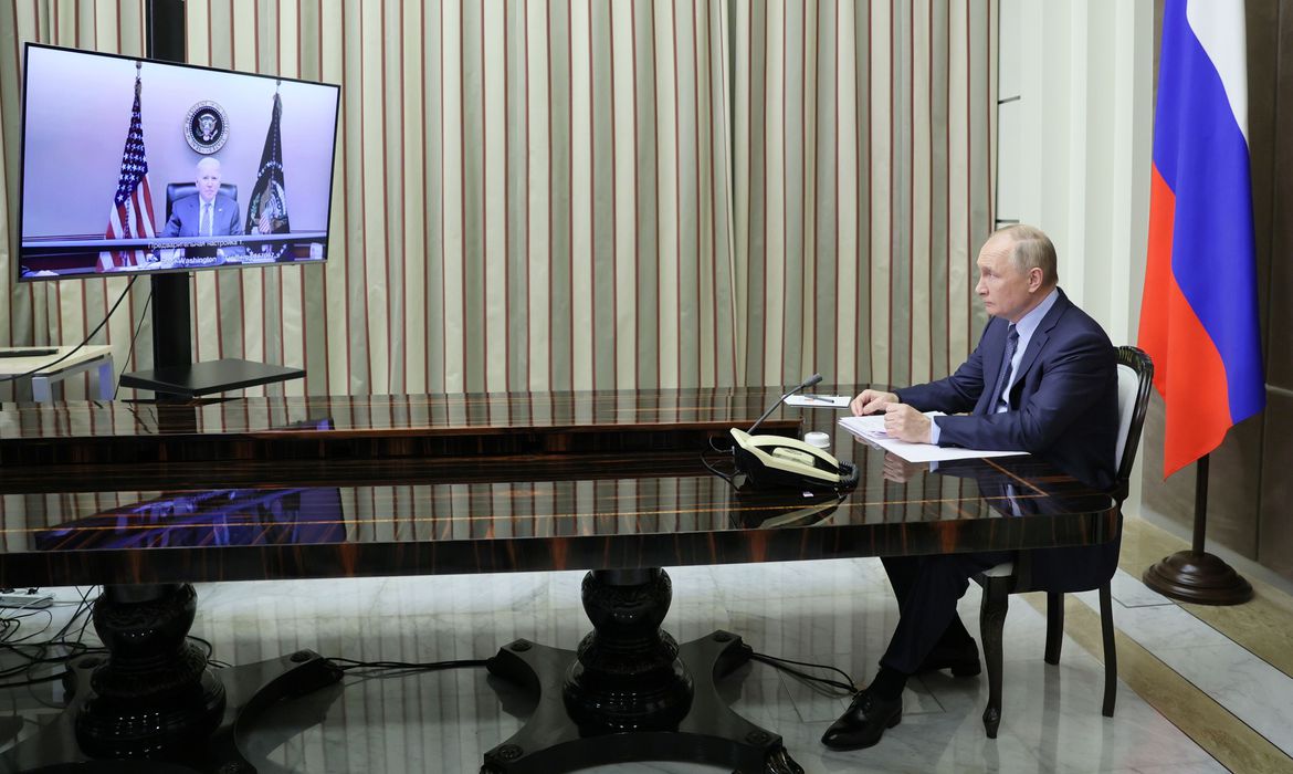 Biden e Putin conversam por duas horas sobre a Ucrânia