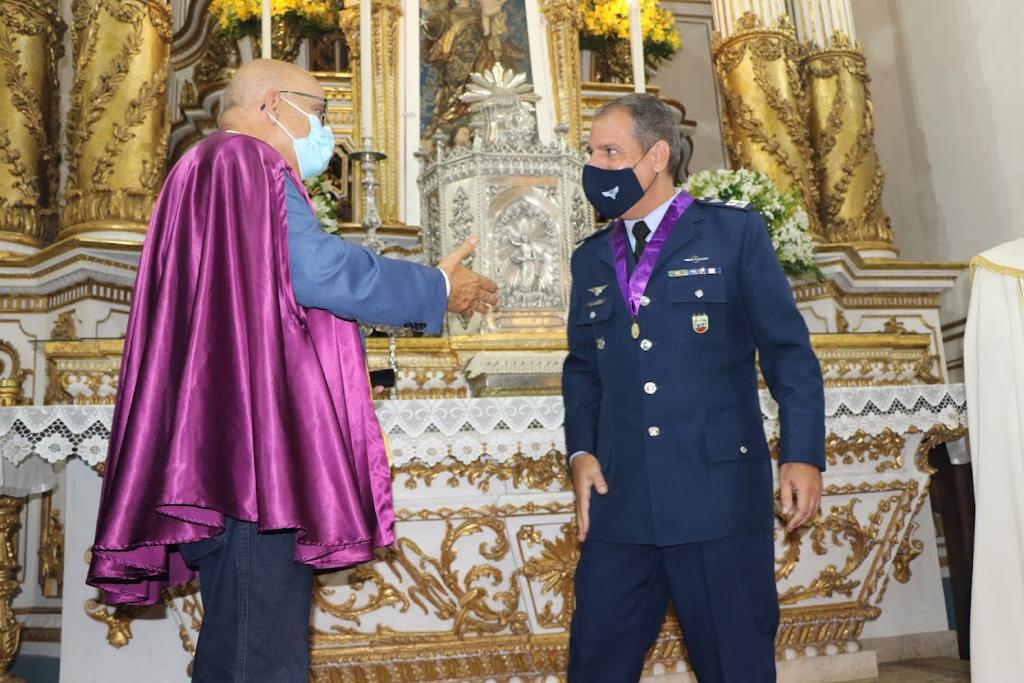 Comandante da Base Aérea de Salvador recebe Medalha Devocional do Senhor do Bonfim