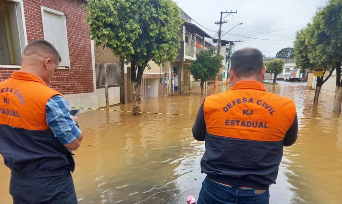 Chuvas provocam inundações no RJ e desalojam 2 mil pessoas