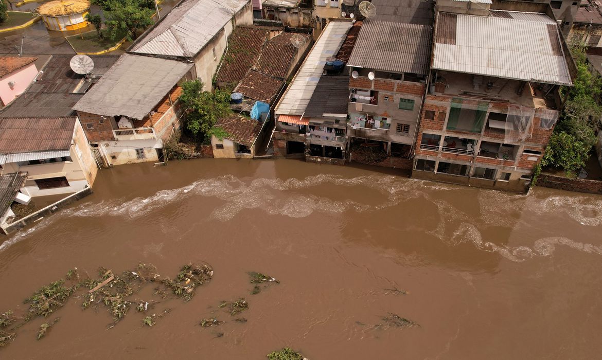 Número de mortos após enchentes na Bahia sobe para 26, diz Defesa Civil