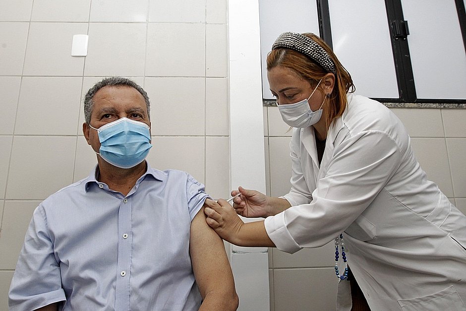 Governador recebe 3ª dose da vacina contra Covid-19
