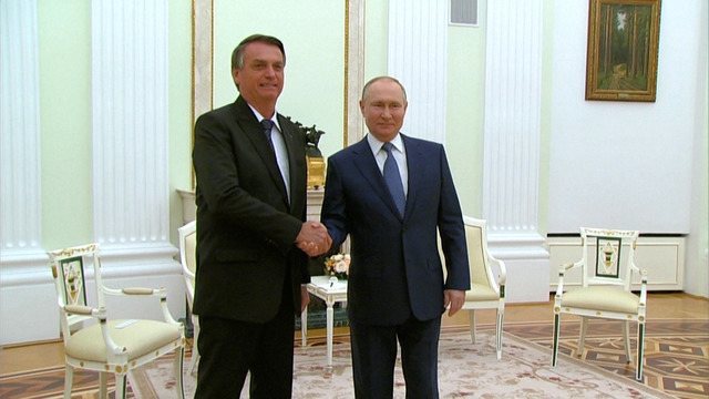Bolsonaro diz a Putin que é solidário à Rússia