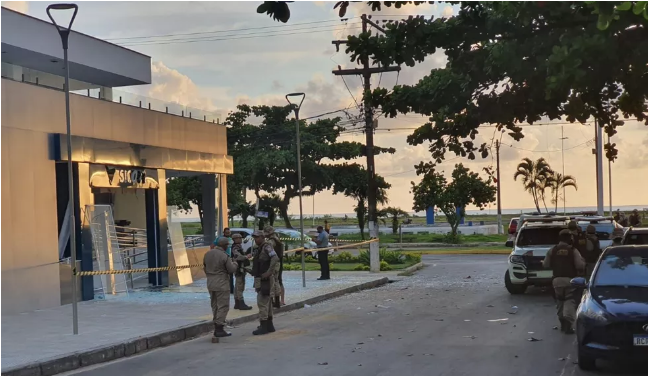 Bandidos explodem agência do Sicoob em Ilhéus