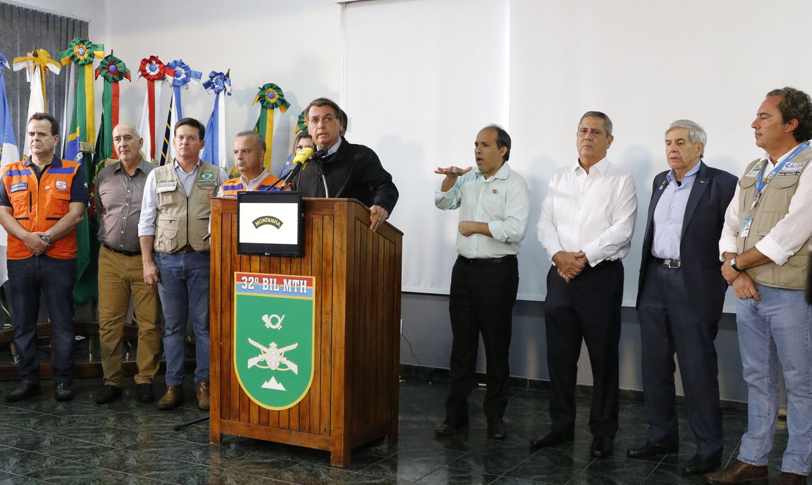 Bolsonaro diz que Petrópolis tem “cenário quase de guerra”