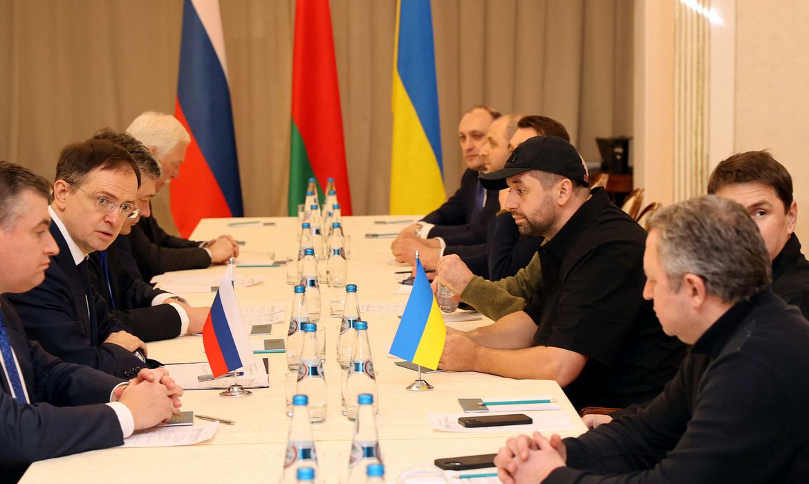 Após quatro dias de guerra, Ucrânia e Rússia iniciam negociações na Bielorrússia