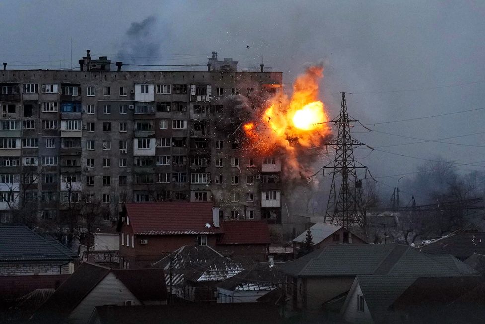 Ataques aéreos da Rússia devastam Mariupol após rejeição de rendição
