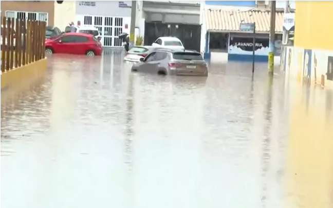 Chuva provoca alagamento em diversos bairros de Lauro de Freitas