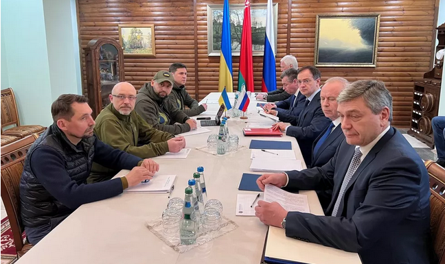 Negociação entre Rússia e Ucrânia prevê corredores humanitários para cinco cidades