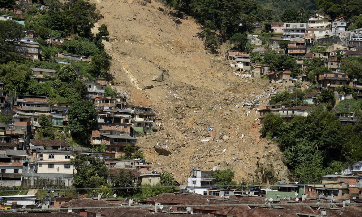 Chuva provoca 250 deslizamentos em Petrópolis nas últimas 24 horas