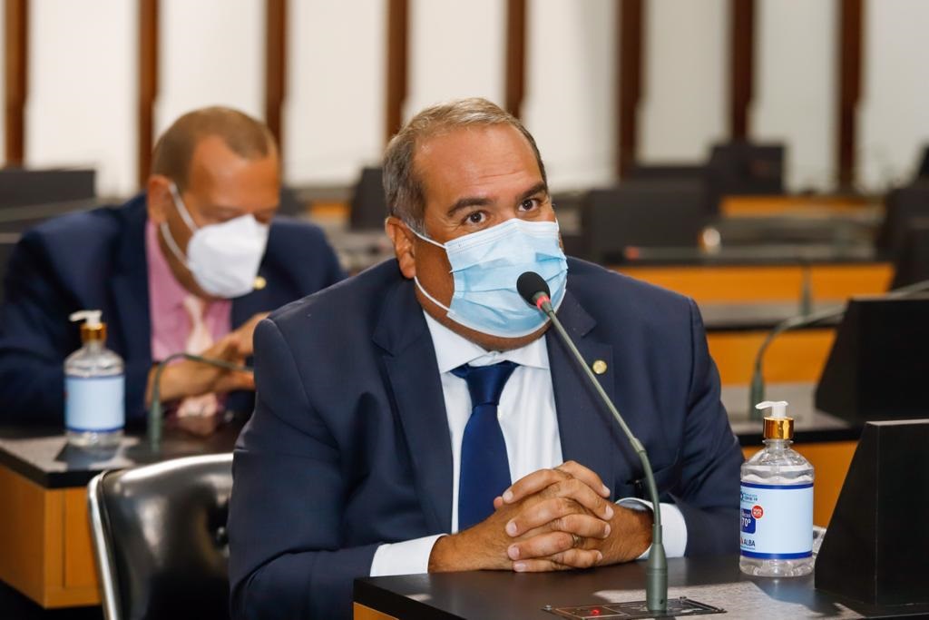 “Eu vivi para ver base do PT aprovar privatização da Embasa”, ironiza Sandro Régis
