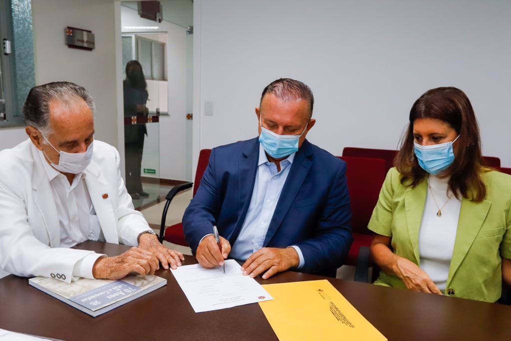 Adolfo Menezes visita Hospital Aristides Maltez e renova convênio
