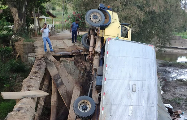 Ponte desaba em Guaratinga com caminhão que transportava botijões de gás