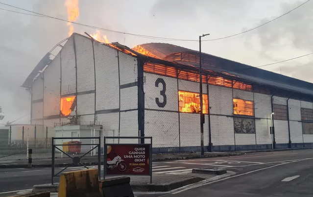 Galpão da Codeba é atingido por incêndio em Salvador