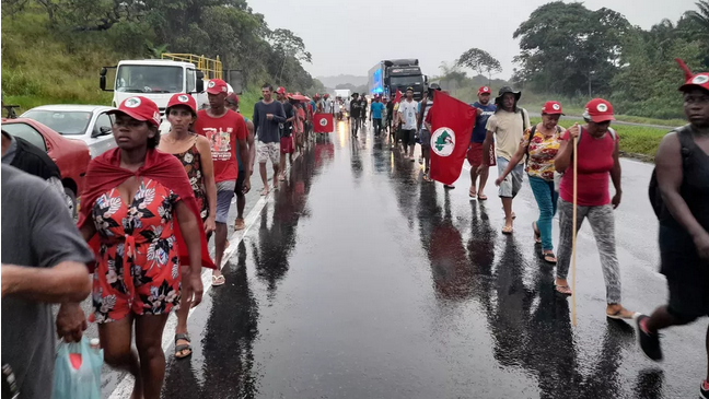 Marcha do MST faz parada em área de obra em Simões Filho