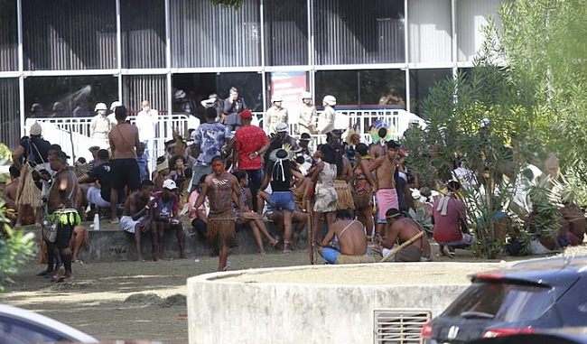 Indígenas entram em confronto com segurança da Governadoria em Salvador