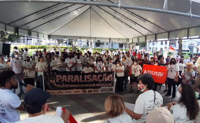 Professores de universidades estaduais paralisam atividades na Bahia