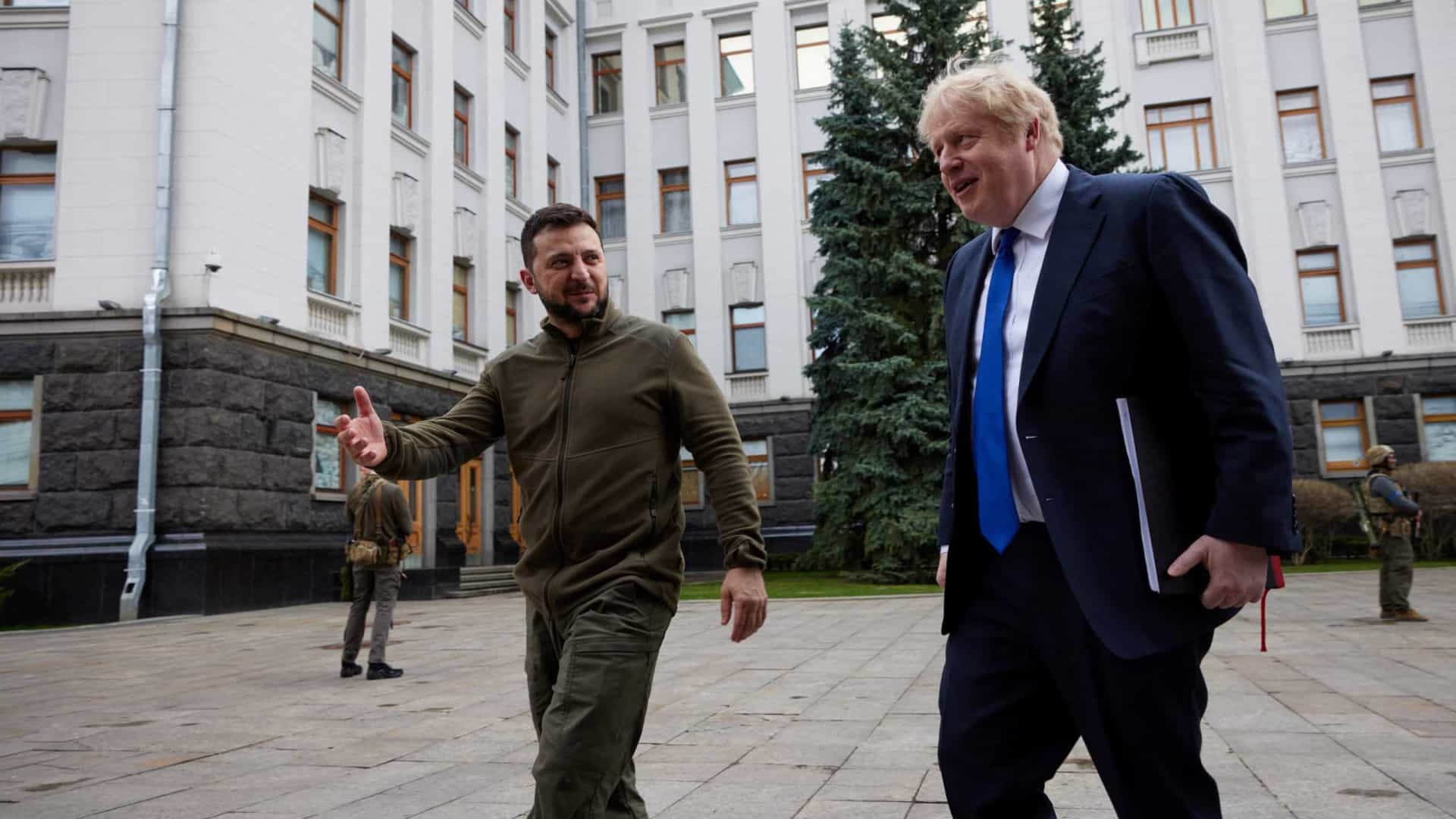 Boris Johnson reúne-se com Zelensky em “visita surpresa” à Ucrânia